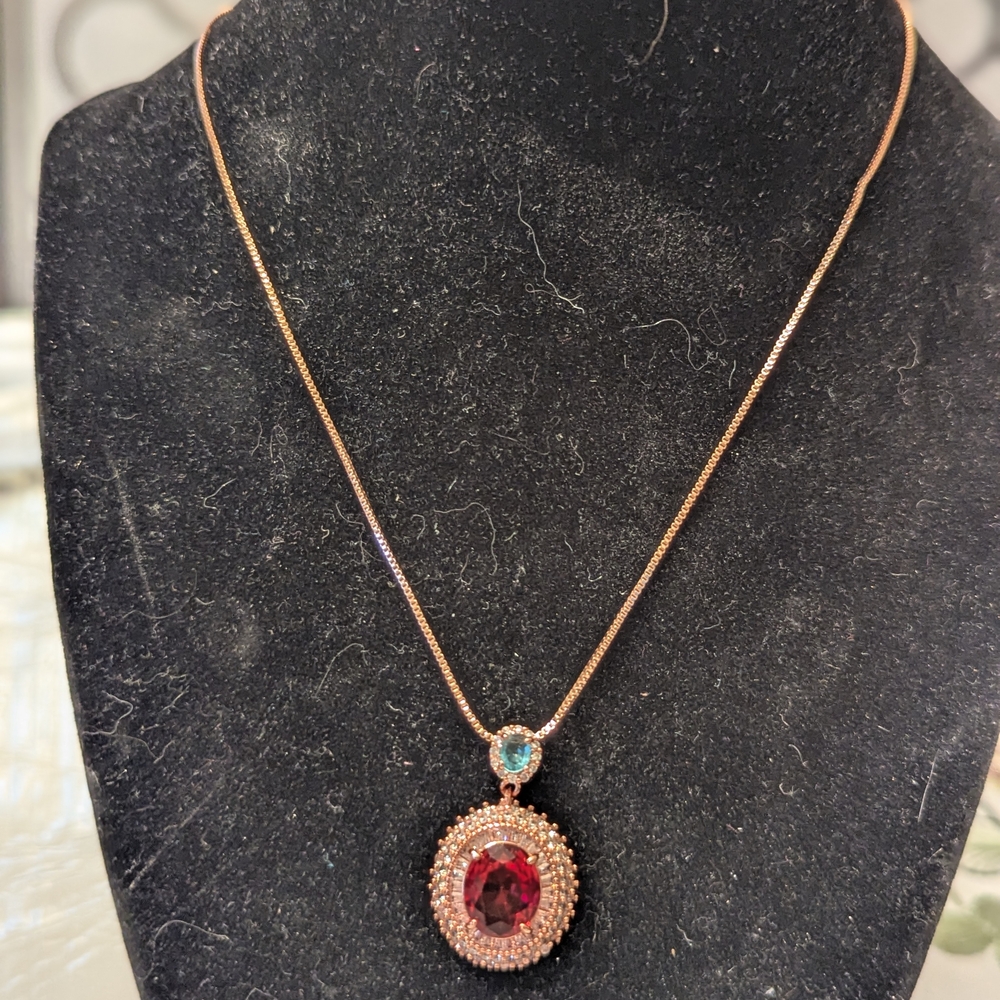 Elegant Gold and Red Pendant Necklace